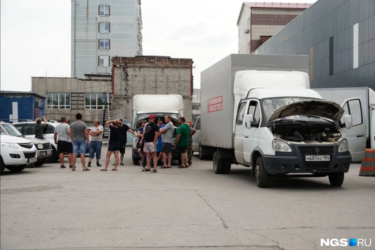 «Приехали забирать свои деньги»: водители «Газелей» устроили бунт у магазина стройматериалов в Новосибирске